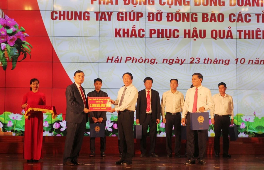 Đại diện các doanh nghiệp tham gia ủng hộ đồng bào miền Trung