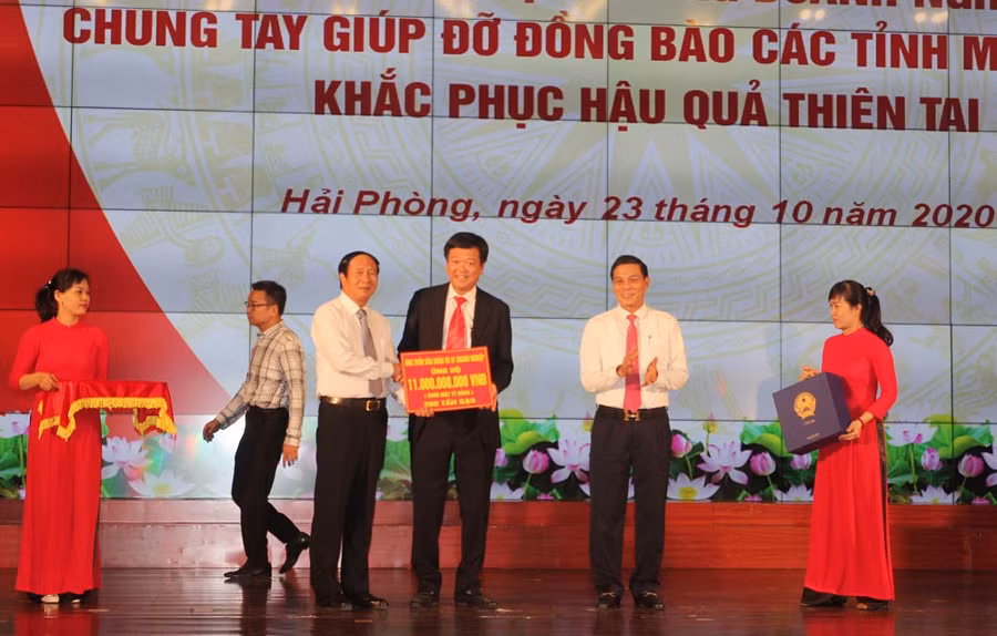 Ông Văn Trần Hoàn và 1 doanh nghiệp ủng hộ 11 tỷ và 200 tấn gạo