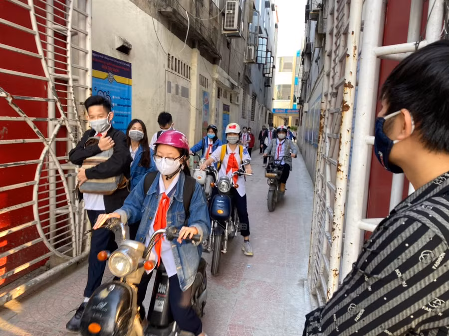 Cổng trường THCS Trần Phú thông thoáng nhờ làm tốt việc phân luồng giao thông trong trường