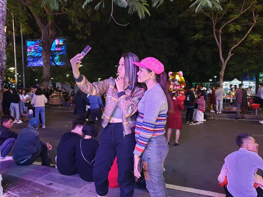 Người dân thành phố Cảng tranh thủ "check in" tại quảng trường Nhà hát thành phố đêm 30 Tết
