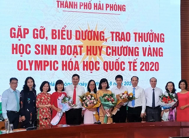 Lãnh đạo thành phố Hải Phòng khen thưởng giáo viên, học sinh đạt giải cao trong kỳ thi quốc tế