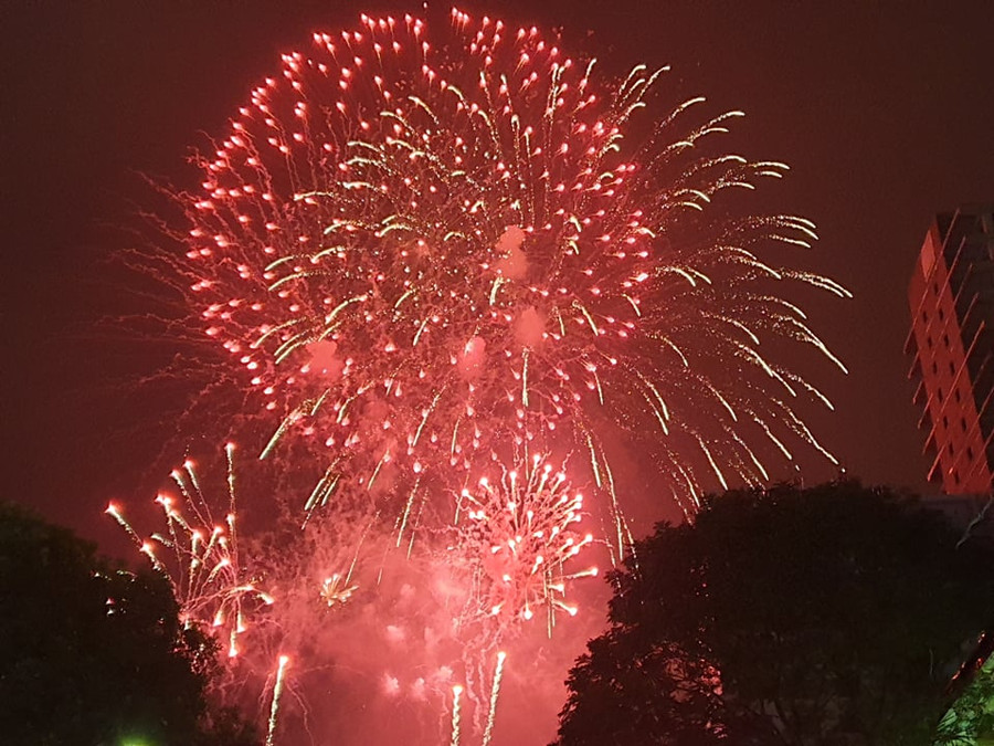 Pháo hoa rực trời trong sự vui mừng của người dân Hải Phòng khi bước sang năm mới 2020