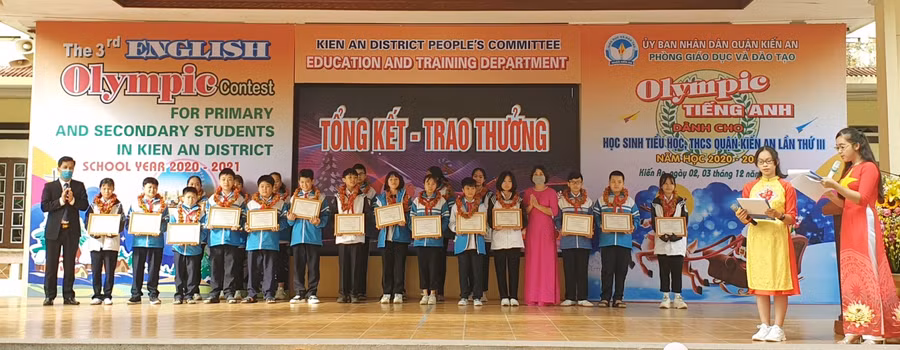 Lãnh đạo quận Kiến An trao giải cho HS