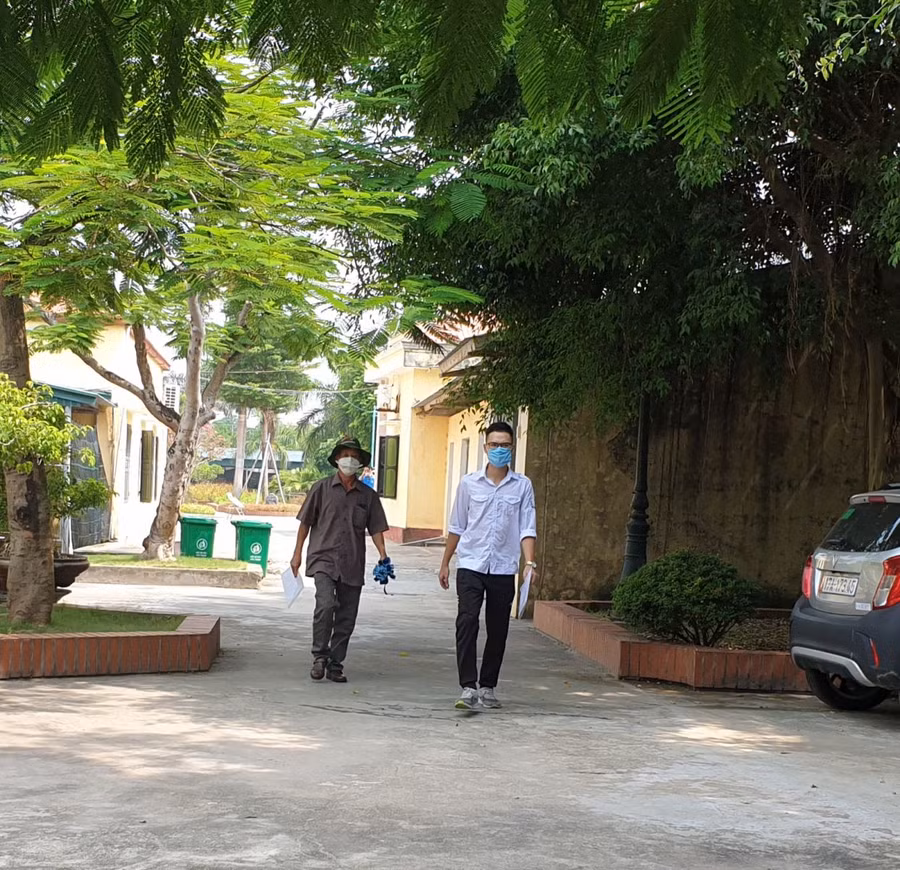 Thủy được bác trai dẫn vào phòng làm thủ tục dự thi