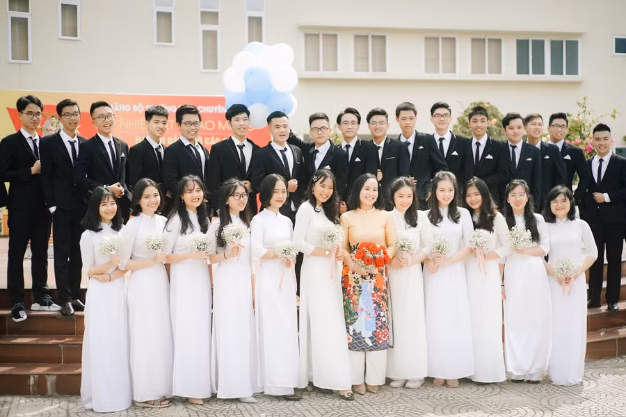 Cô Thúy cùng học trò