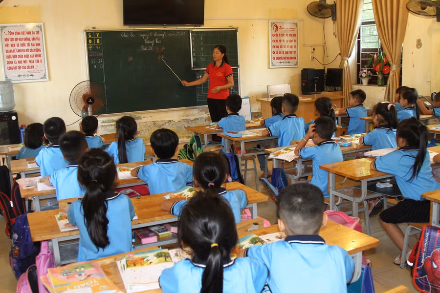 Cô Hải cùng học trò lớp trong giờ học Tiếng Việt