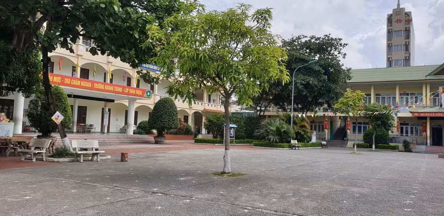 Nhiều trường học có khuôn viên rộng rãi phục vụ hoạt động dạy và học