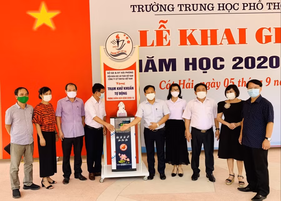 Trường THPT Cát Hải được tặng máy khử khuẩn phòng dịch trước thềm năm học mới