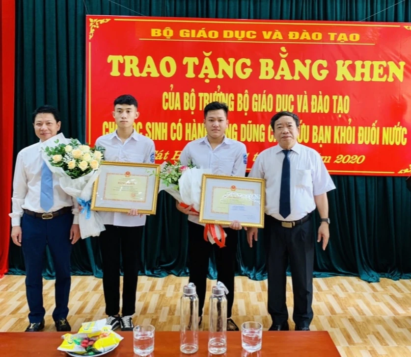 Bộ GD&ĐT tặng Bằng khen cho hai học sinh dũng cảm cứu bạn khỏi đuối nước