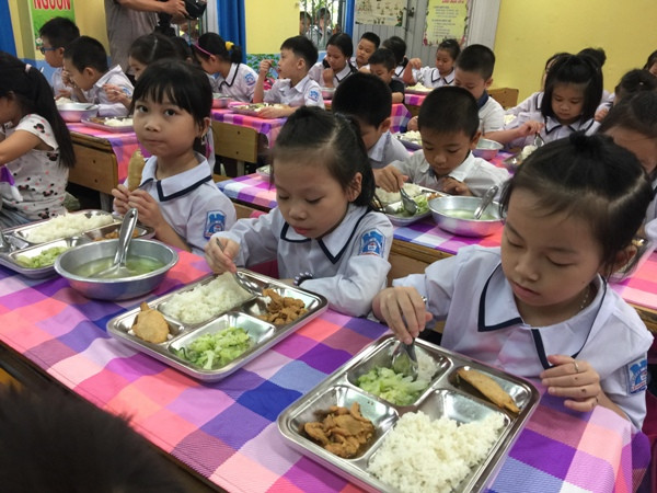 Trong tình trạng giá thịt lợn tăng cao, nhiều trường học linh hoạt thay đổi thực đơn (ảnh ITN) Trong tình trạng giá thịt lợn tăng cao, nhiều trường học linh hoạt thay đổi thực đơn (ảnh ITN)