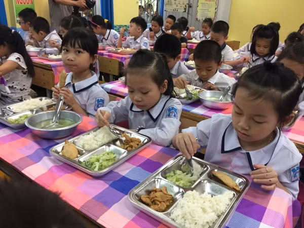 Trong tình trạng giá thịt lợn tăng cao, nhiều trường học linh hoạt thay đổi thực đơn (ảnh ITN)