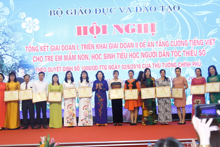 Thứ trưởng Ngô Thị Minh trao Bằng khen của Bộ GD&amp;ĐT cho các tập thể