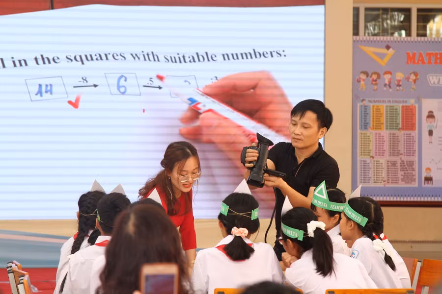 Tiết học Toán bằng tiếng Anh của cô trò Trường THCS Trần Phú (quận Kiến An)