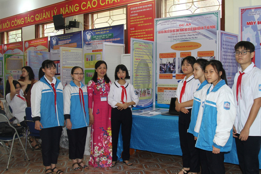 Cô giáo Nguyễn Thị Liên- Hiệu trưởng Trường THCS Nam Hà thăm gian trưng bày Dự án "Văn hóa ứng xử của học sinh THCS quận Kiến An, TP Hải Phòng" Cô giáo Nguyễn Thị Liên- Hiệu trưởng Trường THCS Nam Hà thăm gian trưng bày Dự án "Văn hóa ứng xử của học sinh THCS quận Kiến An, TP Hải Phòng"