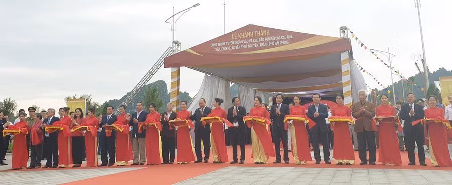 Lễ cắt băng khánh thành công trình