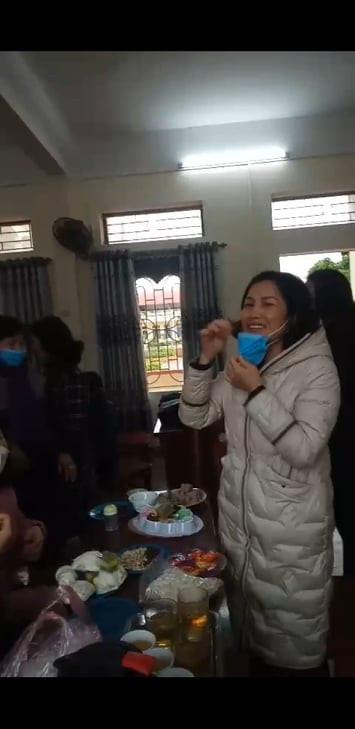 Người này được cho là cô Đỗ Thị Hường- Phó hiệu trưởng trường THCS Đồng Thái, huyện An Dương (ảnh cắt từ video) Người này được cho là cô Đỗ Thị Hường- Phó hiệu trưởng trường THCS Đồng Thái, huyện An Dương (ảnh cắt từ video)