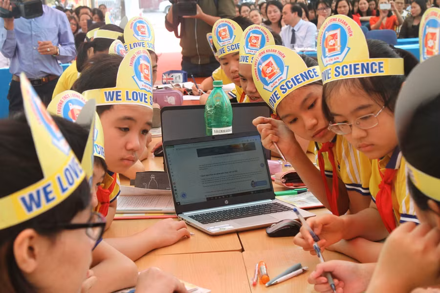 Các em làm việc nhóm, bàn bạc tìm ra các chế tạo những chiếc áo phao từ vật liệu tái chế.