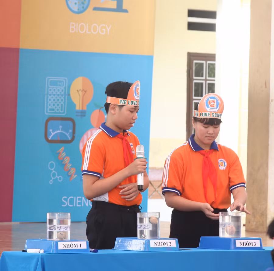 Học sinh làm thí nghiệm về lực đẩy Acsimet.