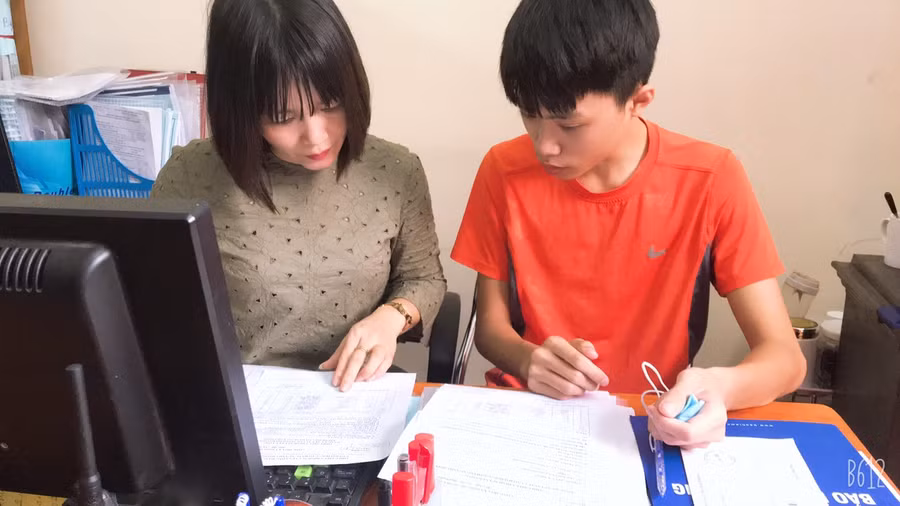 Em Nguyễn Xuân An (HS Trường THPT Kiến An) làm thủ tục điều chỉnh nguyện vọng tại trường ngày 23/9