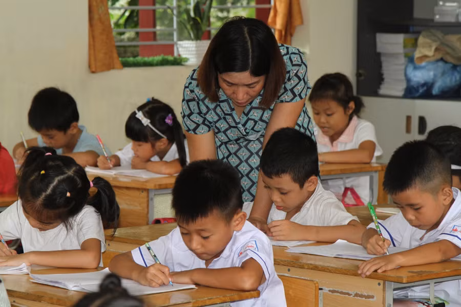 Cô trò Trường Tiểu học Kiến Quốc, Kiến Thụy trong giờ tập viết