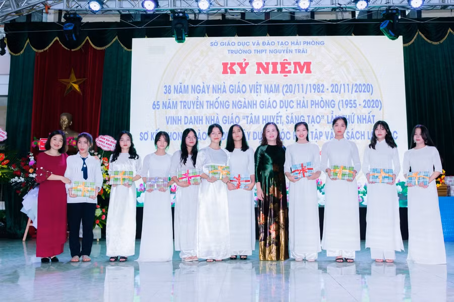 Lãnh đạo Nhà trường tặng HS đạt thành tích cao