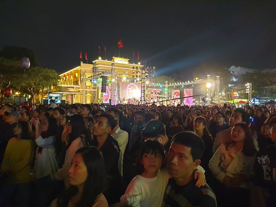 Hàng nghìn người Hải Phòng hướng mắt về những chùm pháo hoa sáng rực trời