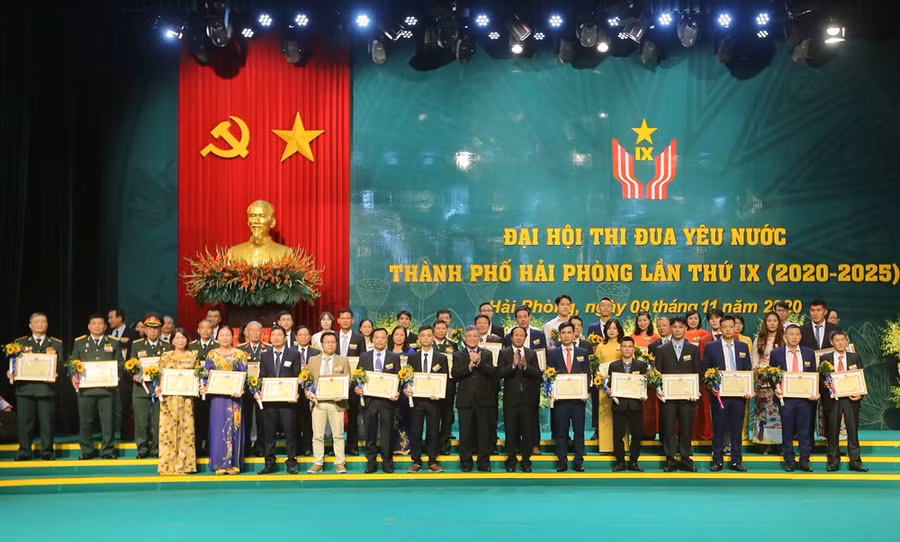 Các đại biểu được khen thưởng trong Đại hội