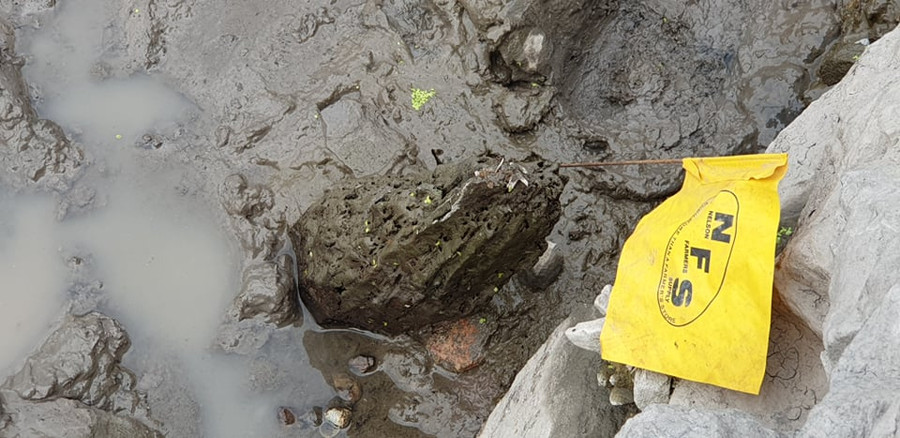 Cọc được cắm cờ đánh dấu