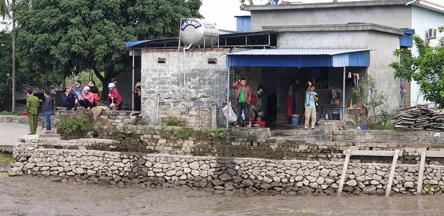 Nhiều người dân trong xã Lại Xuân, huyện Thủy Nguyên đến xem việc khai quật cọc