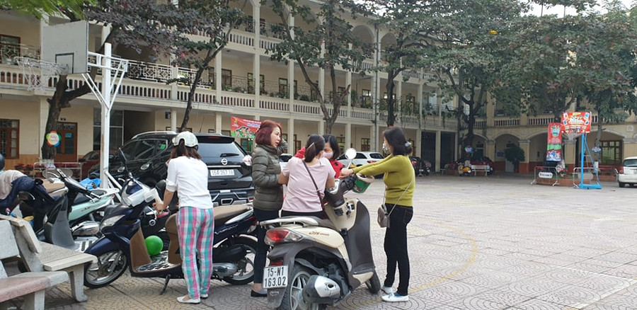 Phụ huynh học sinh trường Tiểu học Nguyễn Đức Cảnh tích cực phối hợp với nhà trường phòng, chống dịch