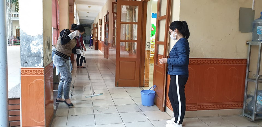 Giáo viên và phụ huynh học sinh lớp 1A7, trường Tiểu học Nguyễn Đức Cảnh (quận Lê Chân) vệ sinh, sát khuẩn lớp học vào chiều ngày 2/2/2020