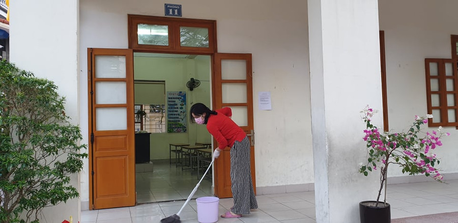 Giáo viên trường Tiểu học Nguyễn Đức Cảnh chủ động, tích cực vệ sinh lớp học