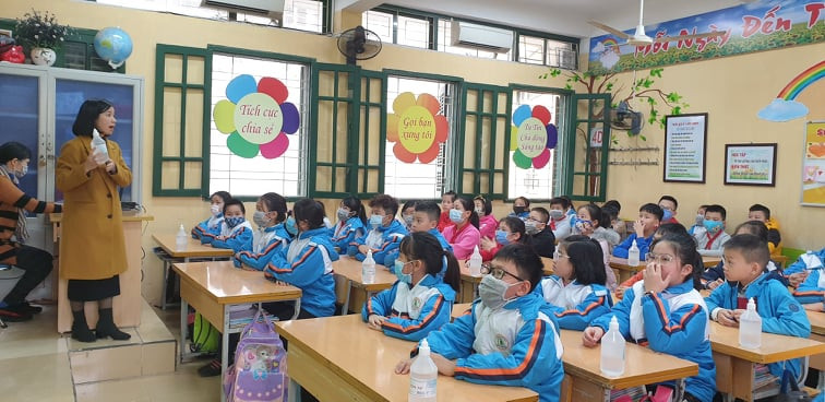 Cô giáo Đặng Thị Mai, giáo viên chủ nhiệm lớp 4A1, trường Tiểu học Nguyễn Thượng Hiền (quận Ngô Quyền) hướng dẫn học sinh sát khuẩn và đeo khẩu trang