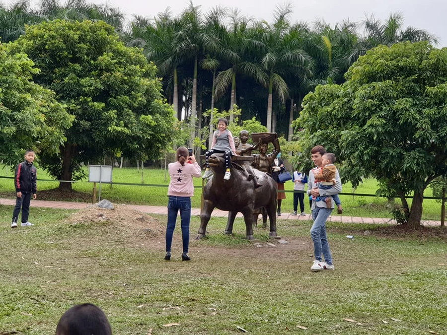 Bất chấp biển báo, du khách vô tư trèo leo “check in” trong vườn tượng tại Đền thờ Trạng trình Nguyễn Bỉnh Khiêm