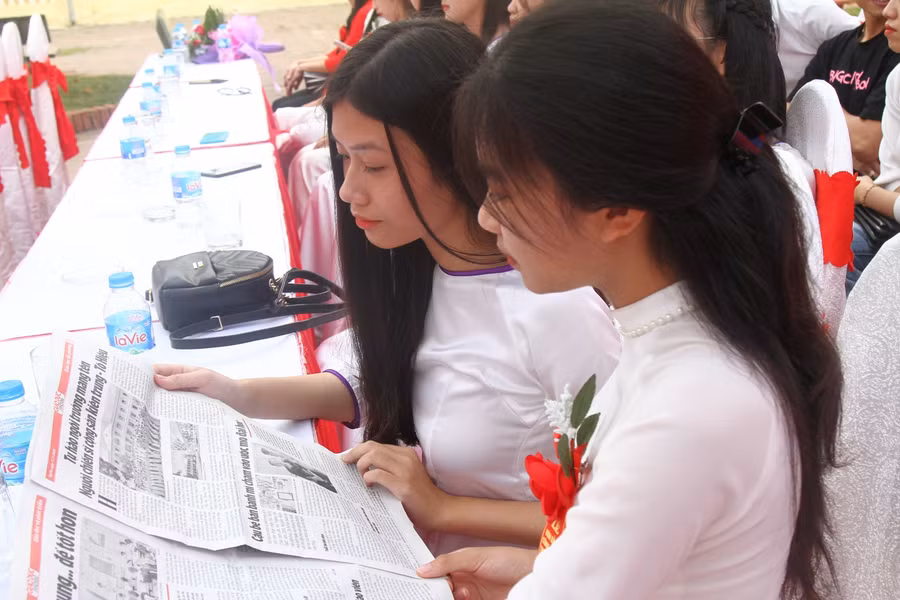 Học sinh Trường THPT Tô Hiệu trong ngày vui Nhà trường được đón chuẩn Quốc gia