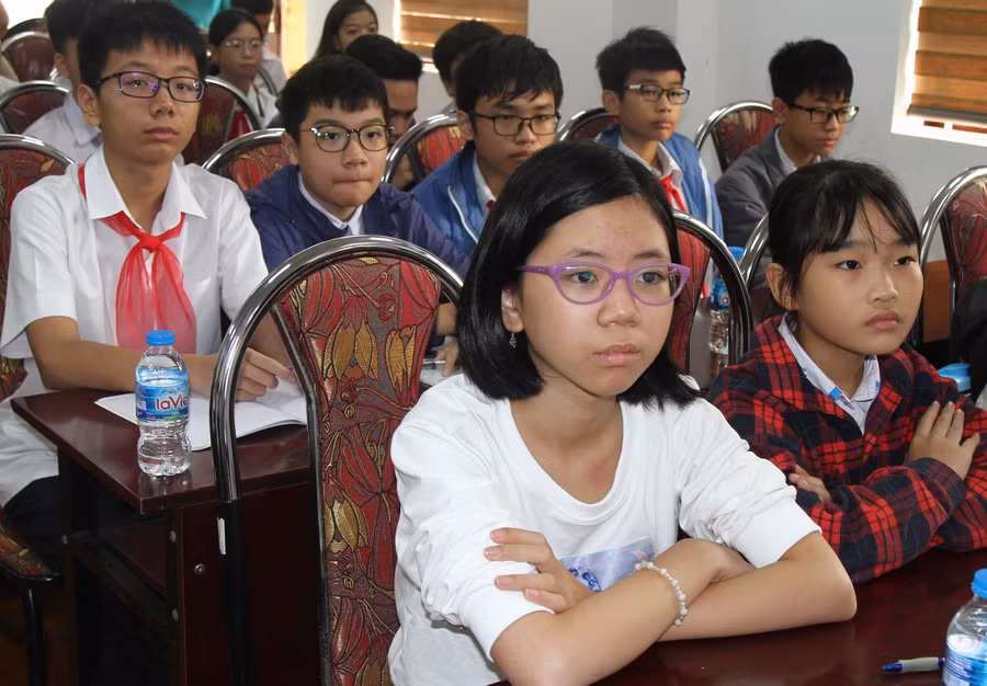 Học sinh chăm chú nghe giảng về phương pháp đọc sách