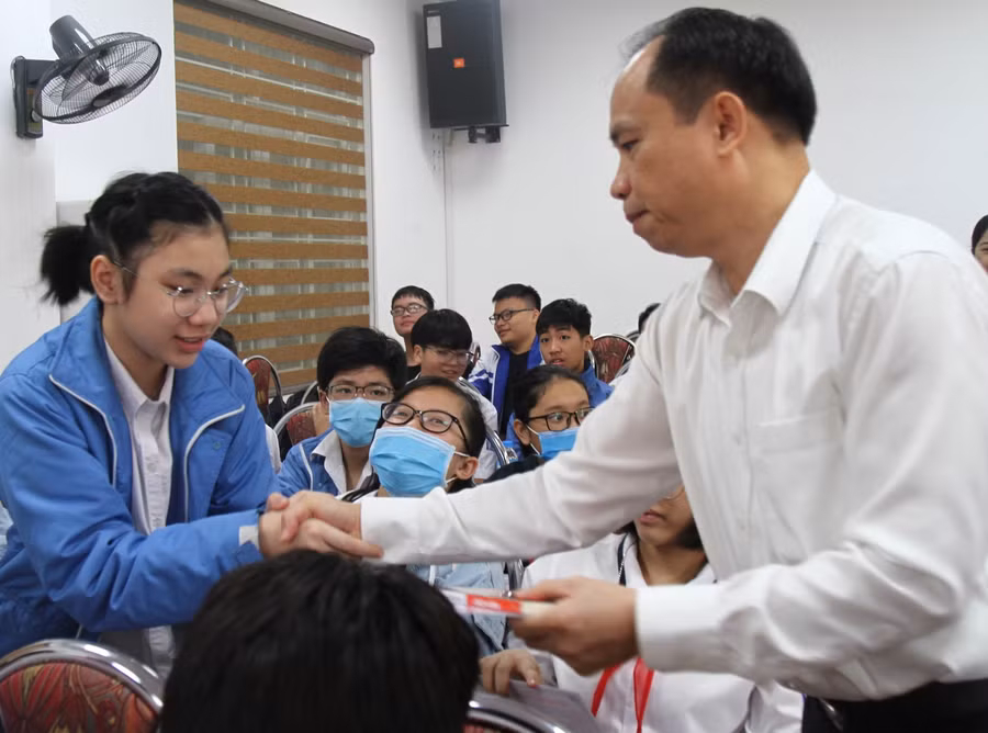 Ông Lê Quốc Tiến tặng sách cho học trò