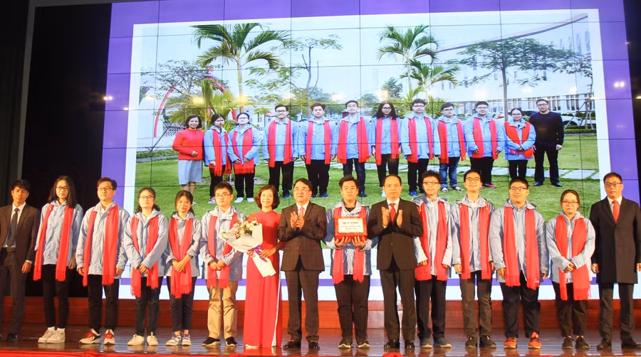 Lãnh đạo TP Hải Phòng tặng hoa các đội tuyển.