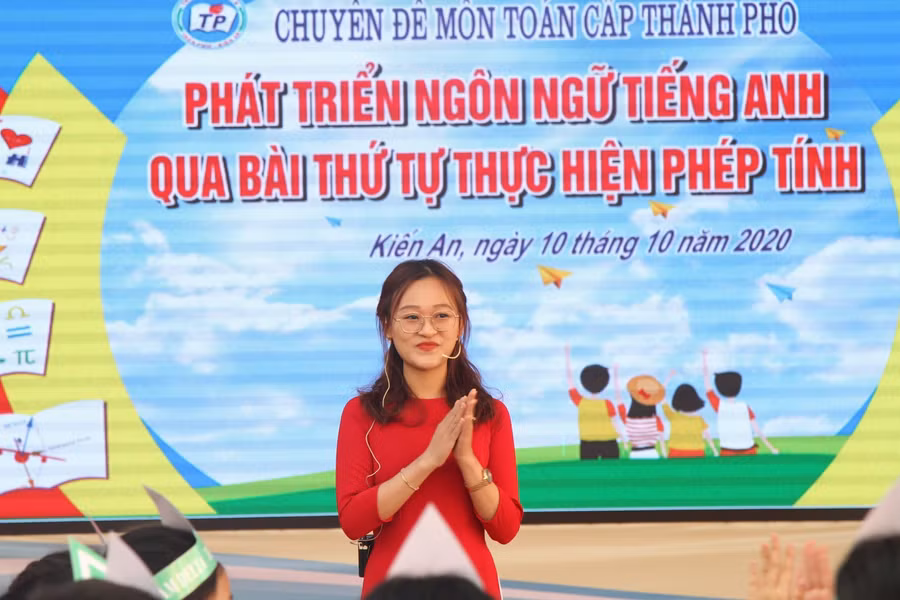 Cô giáo trẻ Lâm An năng động, sáng tạo với tiết dạy Toán bằng tiếng Anh