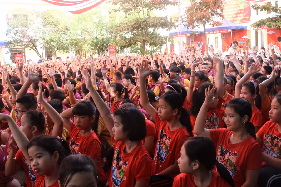 Học sinh hào hứng với những màn biểu diễn thể thao sôi động