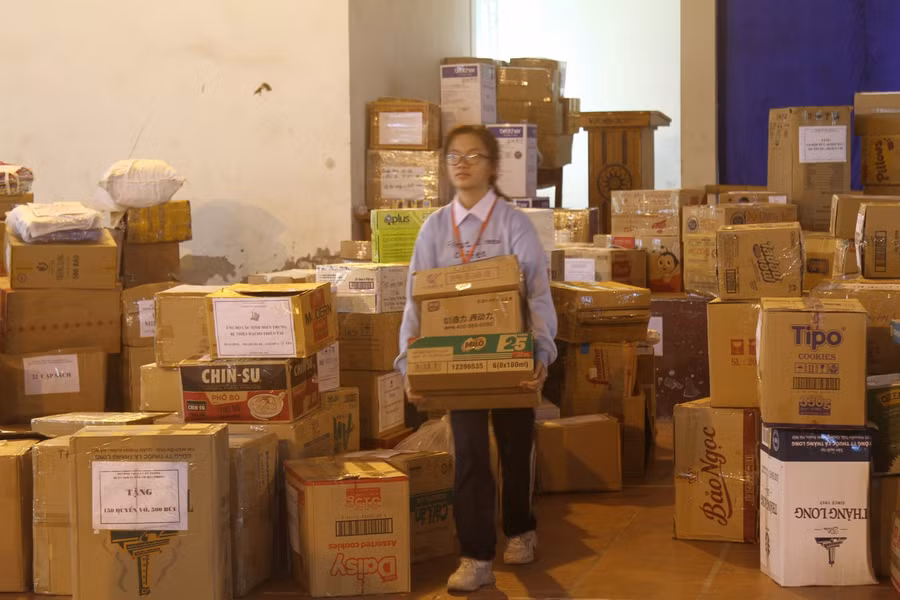 Các em HS góp sức lao động gửi yêu thương tới các bạn HS miền Trung