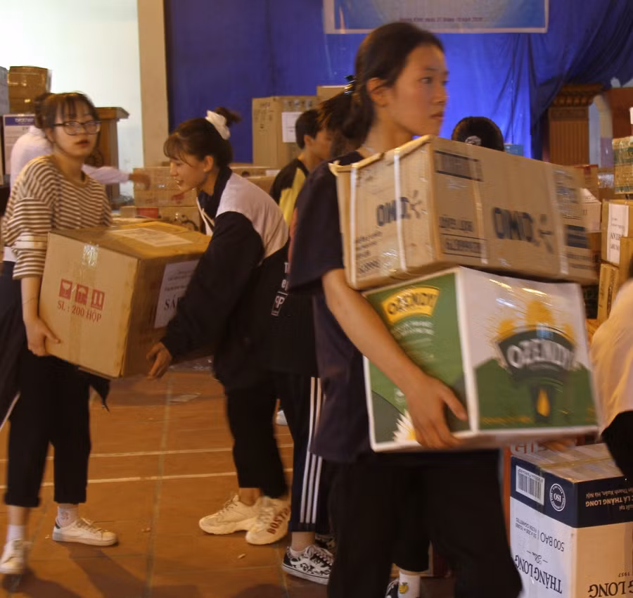 Các em HS nữ hăng hái với công việc