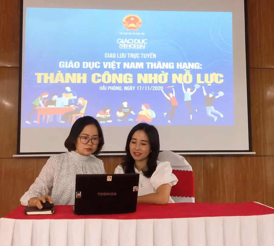 Cô Vũ Thị Thảo (phải) trao đổi với bạn đọc