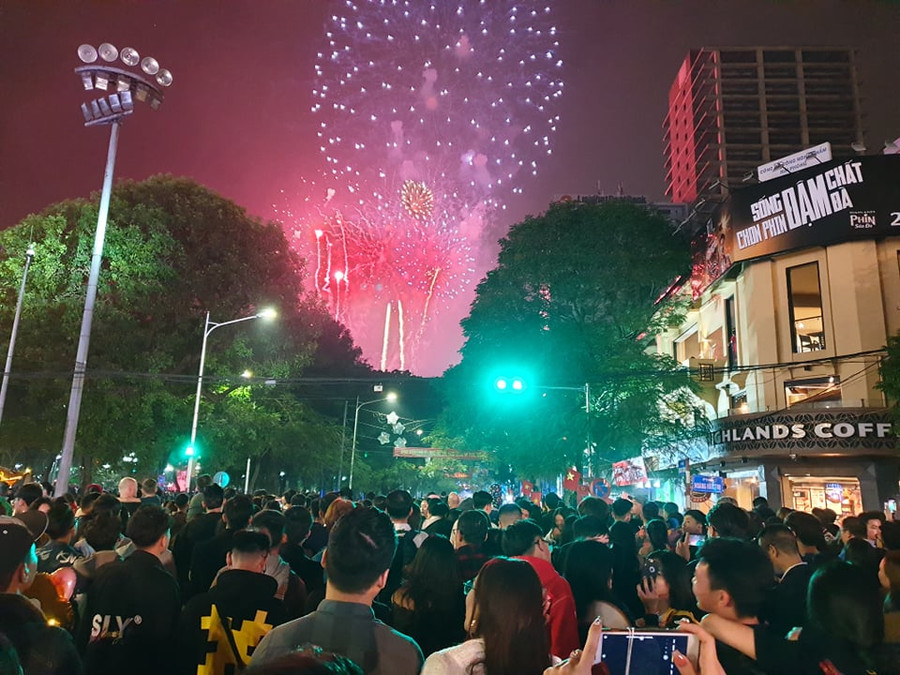 Những màn pháo hoa tại Bờ hồ Tam Bạc và sân thượng Nhà Triển lãm thành phố (quận Hồng Bàng) trong sự hân hoan chào đón năm mới của người dân Hải Phòng