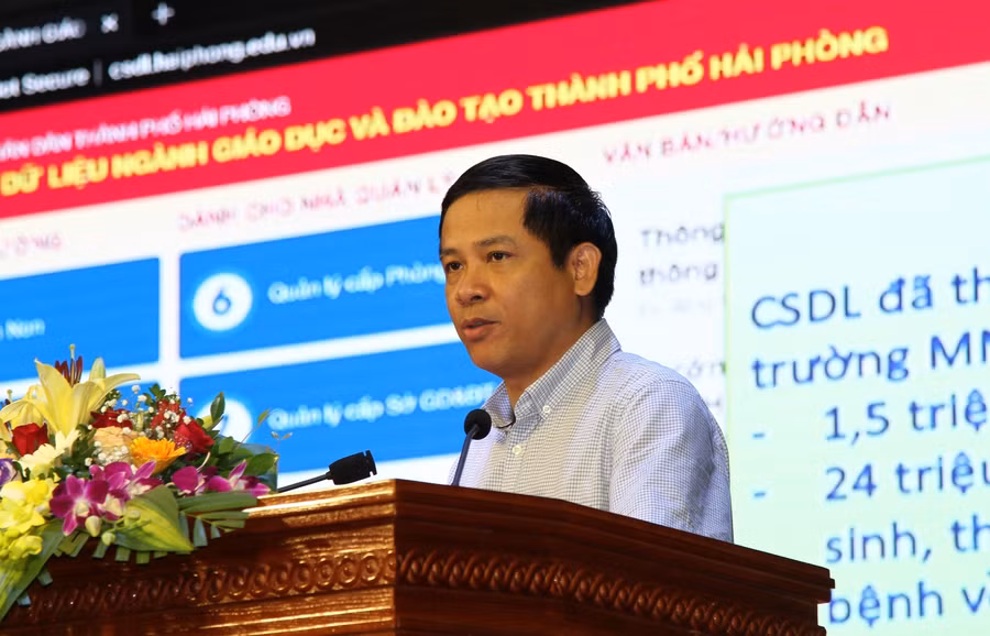 Ông Nguyễn Sơn Hải- Cục trưởng Cục CNTT trao đổi những nội dung về ứng dụng CNTT trong hoạt động giáo dục