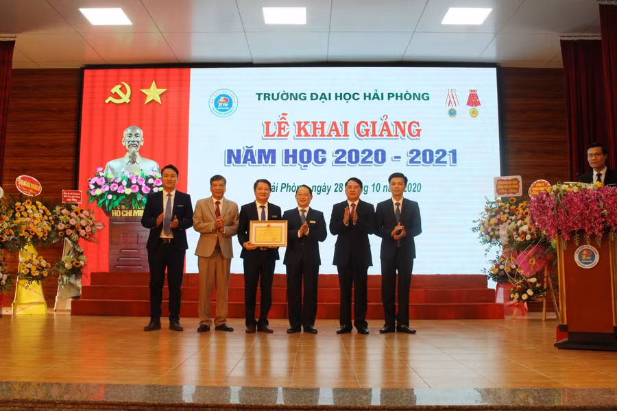 Lãnh đạo UBND TP Hải Phòng tặng Bằng khen cho Trường ĐH Hải Phòng.