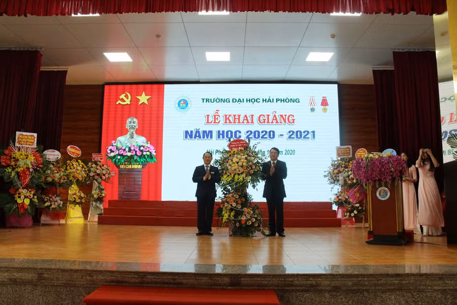 Ông Lê Khắc Nam - Phó Chủ tịch UBND TP Hải Phòng tặng hoa chúc mừng Trường ĐH Hải Phòng trong lễ khai giảng.