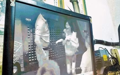 Mẹ mải chơi điện thoại để con chết đuối trong xô nước