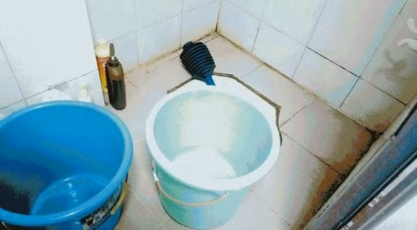 Mẹ Trung Quốc "quạ mổ" chơi game, không hay con chết trong xô nước ảnh 3