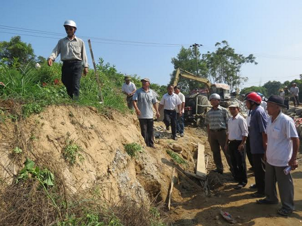 Người dân kéo đến ngăn cản đơn vị thi công vì cho rằng 23 mộ của làng đã bị quật nát